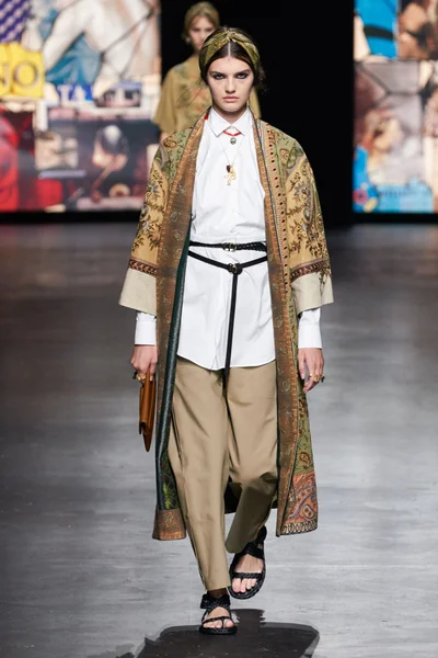 Look 15